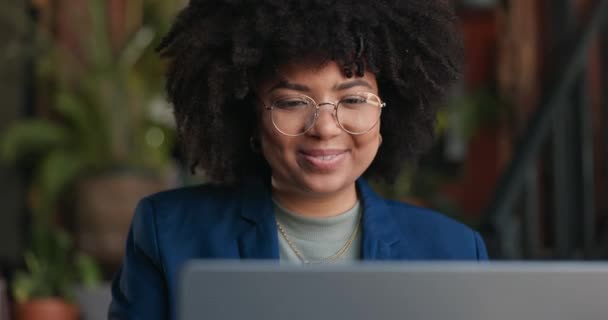 Fjernarbejde Cafe Laptop Tænker Business Kvinde Med Online Feedback Gennemgang – Stock-video