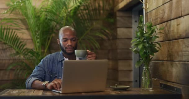 Zwarte Man Laptop Koffie Het Café Voor Werk Afstand Morgens — Stockvideo