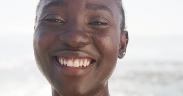 Feliz Praia Rosto Mulher Negra Com Aptidão Livre Para Treino — Vídeo de Stock