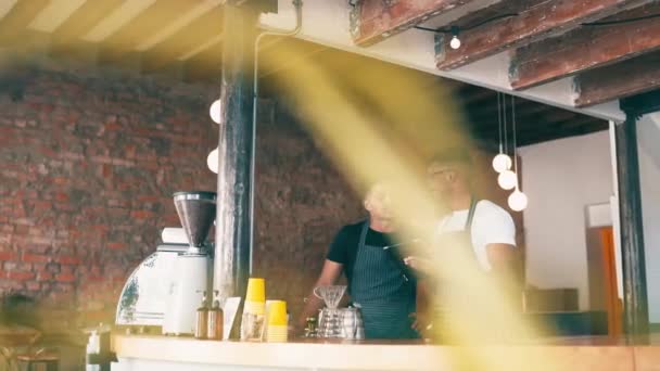 Cafe Barista Týmová Práce Tabletu Pro Správu Restaurací Skladové Zásoby — Stock video