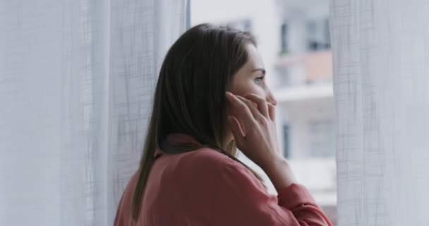 Düşünmek Beyin Fırtınası Yapmak Ofisin Penceresinin Yanındaki Kadın Fikir Düşünce — Stok video