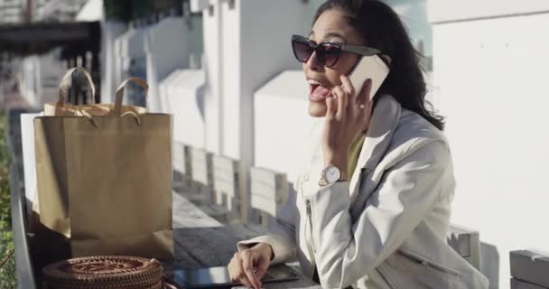 Женщина Телефонный Звонок Город Сумкой Связи Скидки Продажи Моды Открытом — стоковое видео