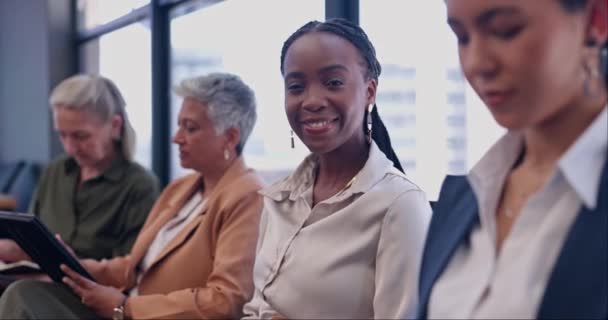 候车室和笑脸的快乐女性排队参加面试 见面或机会 我们正在招聘 排队和商务人士在代理工作 安置或入职过程中 — 图库视频影像