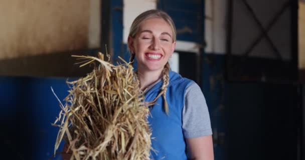 Gülümse Saman Kadın Çiftlikte Hobi Olarak Hobi Profesyonel Jokey Olarak — Stok video
