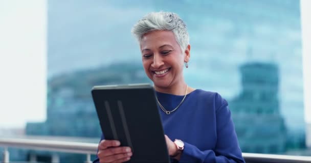 Ώριμη Γυναίκα Και Γέλιο Tablet Για Τις Επιχειρήσεις Υπαίθρια Στην — Αρχείο Βίντεο