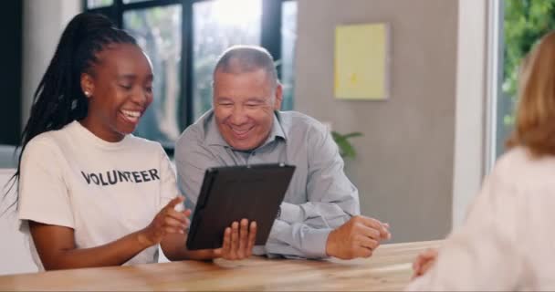 志愿者 老年人 帮助平板电脑 搜索或网站与微笑 建议和点击 老人和数码触摸屏 带有滚动 学习和慈善功能 应用于社交媒体 — 图库视频影像