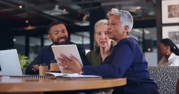 Toplantı Tablet Adamları Planlama Yönetim Teftişi Veya Internet Konularında Görüşmek — Stok video