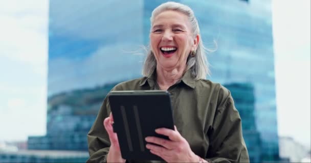 Senior Wanita Dan Tertawa Dengan Tablet Untuk Bisnis Luar Kota — Stok Video