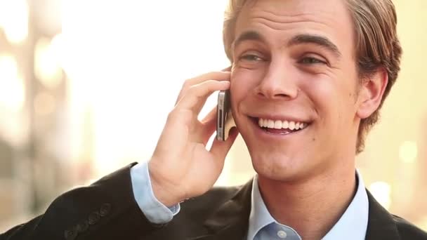 Счастливый Бизнесмен Телефонный Звонок Смех Смешной Шутки Обсуждения Общения Боке — стоковое видео
