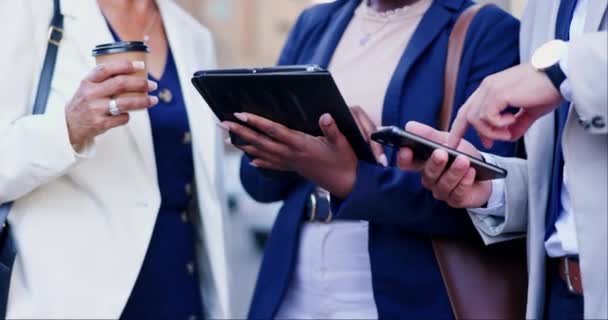 Kapanış Tablet Adamları Dijital Uygulama Planlama Veya Işbirliği Ile Takım — Stok video