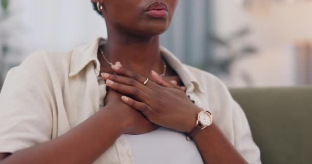 Mãos Mulher Dor Peito Sofá Doente Estresse Para Cuidados Saúde — Vídeo de Stock