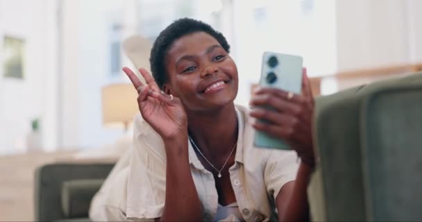 Afrikanerin Selfie Und Friedenszeichen Auf Dem Sofa Lächeln Oder Lippen — Stockvideo