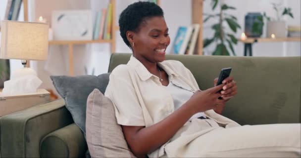 Телефон Пошук Щаслива Чорна Жінка Дивані Жартом Соціальних Мережах Текстом — стокове відео