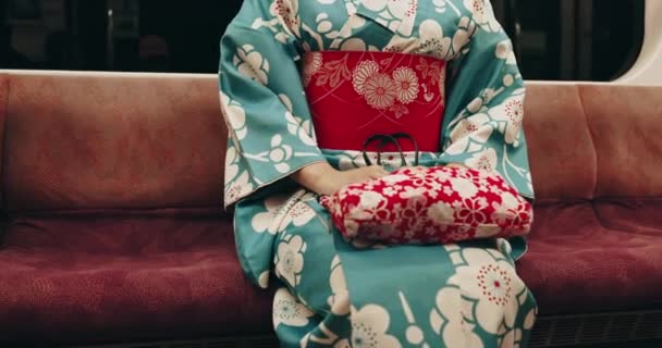 旅游和乘坐传统服装 文化和和服的日本妇女乘坐地铁 城市时尚 土生土长的风格以及乘坐快速汽车 地铁和旅行的人 — 图库视频影像