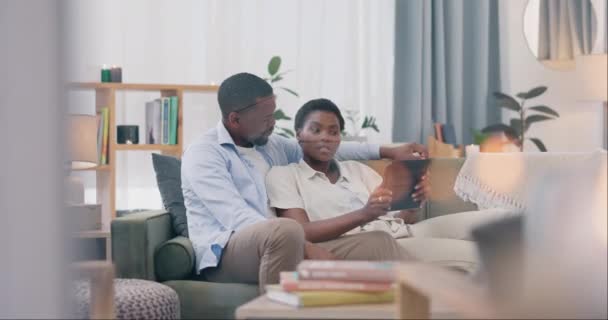 オンライン タブレット ブラックカップルは ソファーでリラックスして結合し 関係を築き 自宅で一緒に見守ります サブスクリプション インターネットをストリーミングするためのデジタルテクノロジーの愛 そして女性 — ストック動画