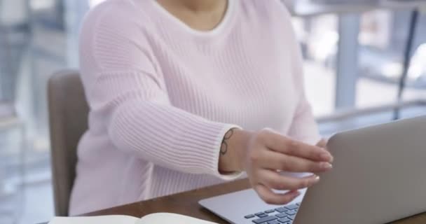 Γυναίκα Laptop Και Χέρια Πληκτρολογώντας Email Στην Έρευνα Χρονοδιάγραμμα Υπενθύμιση — Αρχείο Βίντεο