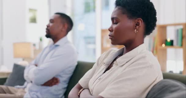 Scheiding Ruzie Boos Stel Een Bank Met Stress Drama Crisis — Stockvideo