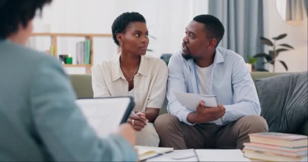 财务顾问 男人和女人在沙发上商量贷款申请 保险和谈话 文书工作和黑人夫妇与房地产投资商坐在沙发上 — 图库视频影像