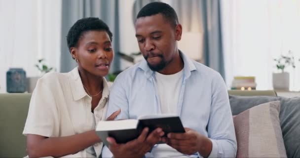 Bíblia Leitura Casal Negro Sofá Com Adoração Conversa Espiritual Casa — Vídeo de Stock