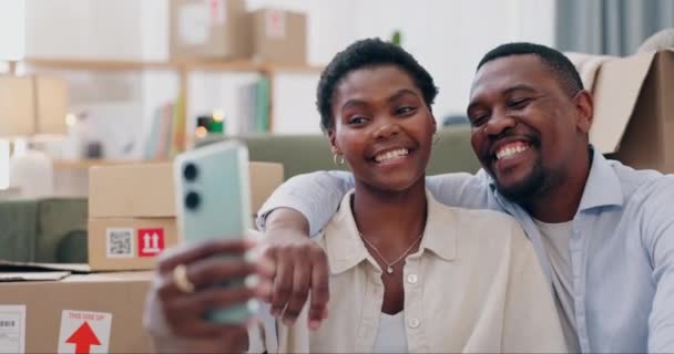 カップル 新しい家 セルフィー お祝いのための愛 住宅ローン 笑顔で投資 スマートフォン ファーストハウス 幸せな思い出を持つ不動産のアフリカ人 — ストック動画