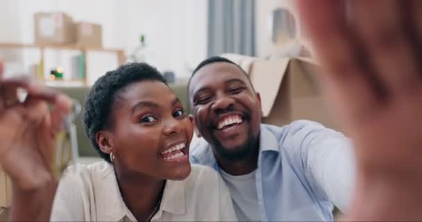 Pareja Casa Nueva Selfie Con Cajas Llave Para Celebración Hipoteca — Vídeos de Stock