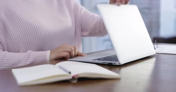 ラップトップボタンは ソーシャルメディア またはオフィスでのネットワーキングの仕事を開始します 職場での電力 コミュニケーション アジェンダのためのコンピュータを始める女性または従業員の閉鎖 — ストック動画