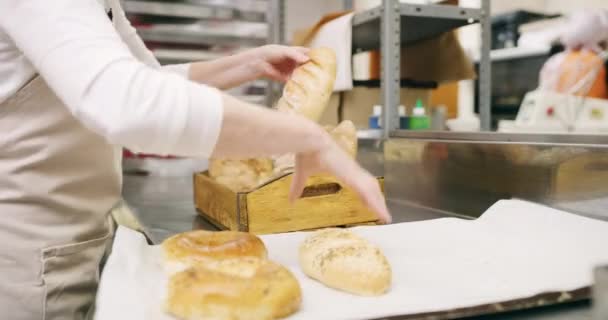 Bäckerei Korb Und Hände Des Bäckers Café Ofen Backen Donuts — Stockvideo