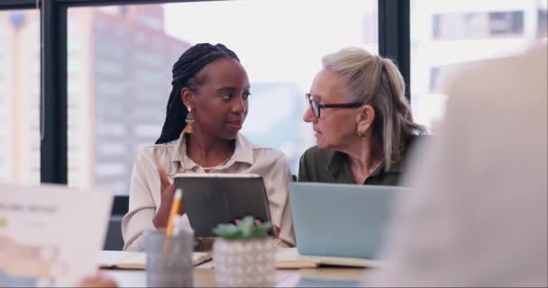 Ontmoeting Technologie Zakenvrouw Met Mentor Bestuurskamer Voor Planning Samenwerking Teamwork — Stockvideo