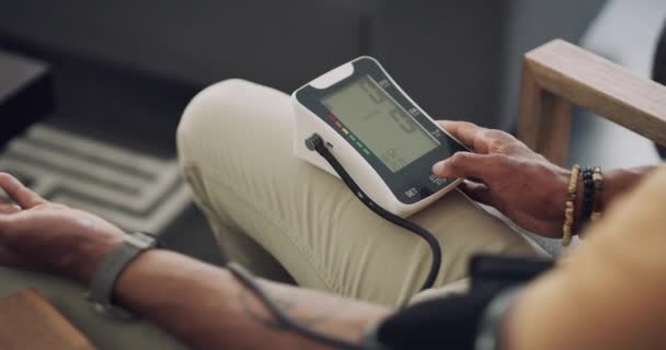 Braço Pressão Arterial Pessoa Sofá Casa Para Monitorar Hipertensão Com — Vídeo de Stock