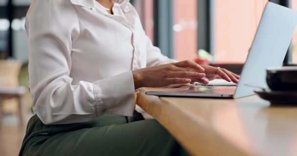 手工和在咖啡店用笔记本电脑打字 用于远程工作 企业提案和创造性研究 咖啡店的员工 企业家和技术 用于文案 博客和自由职业者 — 图库视频影像