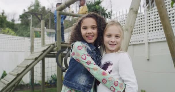 Дети Счастливые Друзья Обнимаются Свежем Воздухе Заботой Улыбкой Общением Детской — стоковое видео