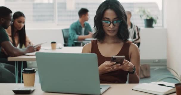 Vrouw Creatief Kantoor Met Laptop Smartphone Typemededeling Met Marktonderzoeksloopbaan Telefoon — Stockvideo