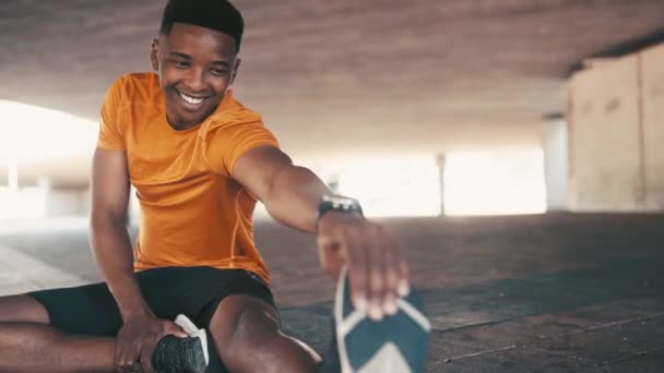 Fekete Férfi Nyújtózkodó Lábak Mosollyal Fitness Edzés Szabadtéri Boldog Futó — Stock videók