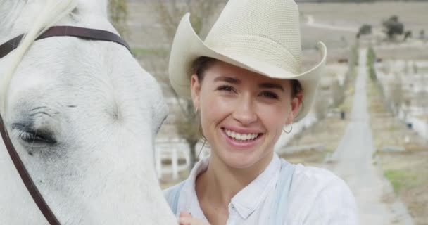Kobieta Twarz Koń Jazdy Konnej Teksasie Wsi Gotowy Kowbojskim Kapeluszu — Wideo stockowe