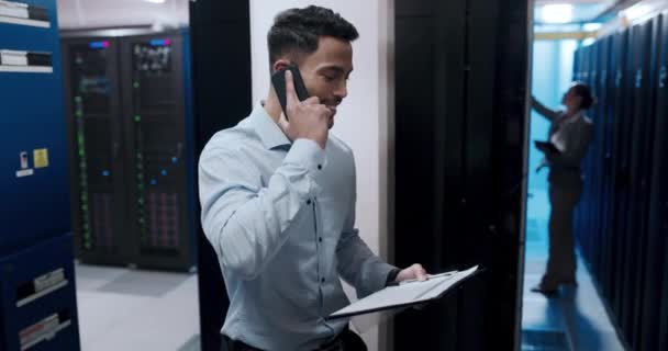Mand Udklipsholder Serverrum Telefonopkald Informationsteknologi Til Kommunikation Med Noter Til – Stock-video