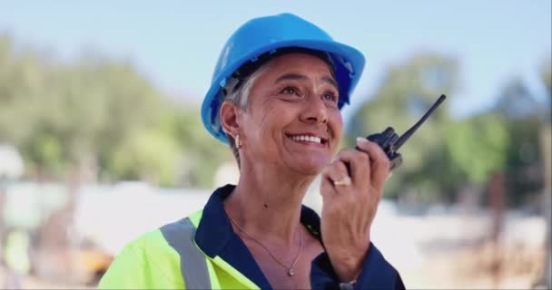 Walkie Talkie Engenheiro Mulher Com Comunicação Inspeção Empreiteiro Construção Com — Vídeo de Stock