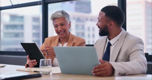 Homem Negócios Mulher Discussão Com Laptop Tablet Investimento Com Sorriso — Vídeo de Stock