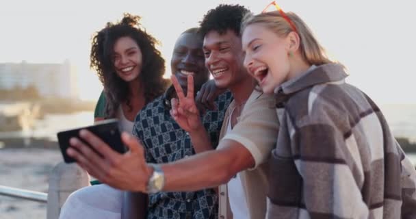 Strand Gelukkig Selfie Van Vrienden Met Vrede Teken Voor Het — Stockvideo