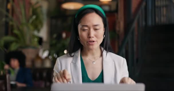Kvinne Videosamtale Restaurant Med Laptop Eksternt Arbeid Samtale Prosjekt Møte – stockvideo