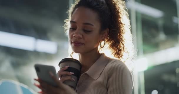 Kaffepaus Sms Och Glada Affärer Kvinna Ett Lager Med Sociala — Stockvideo