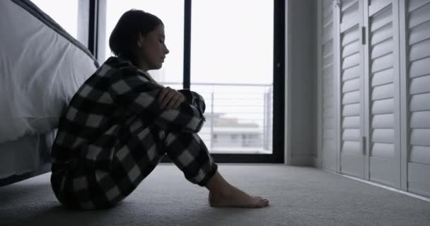 思考问题的女人或伤心的女人 家里有抑郁症 有伤心的心 有错误 也有坏消息 女人躺在地板上 悲伤或记性差 — 图库视频影像