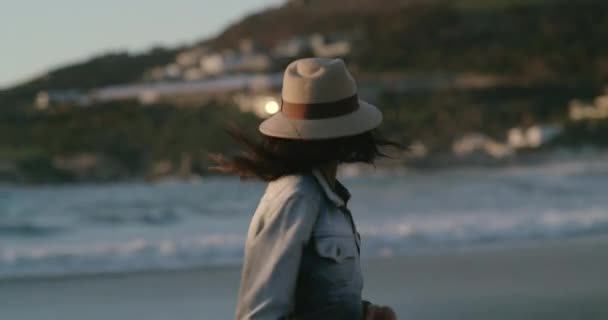 Γυναίκα Ελευθερία Και Ηλιοβασίλεμα Στις Διακοπές Στην Παραλία Τρέξιμο Και — Αρχείο Βίντεο
