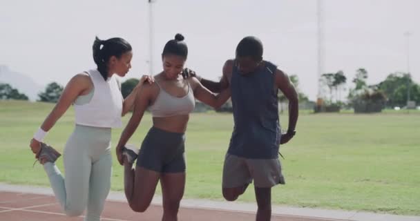 Szczęśliwa Grupa Rozciąganie Przygotowanie Biegania Ćwiczeń Lub Fitness Sporcie Świeżym — Wideo stockowe