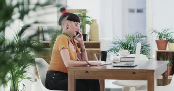 Επιχειρήσεις Τηλεφωνήματα Και Πόνους Στην Πλάτη Από Γυναίκα Στο Γραφείο — Αρχείο Βίντεο