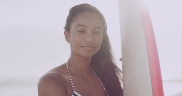Kadın Plajda Portre Sörf Tahtası Güneş Okyanus Ekstrem Sporlar Açık — Stok video