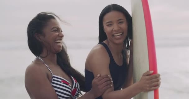 Dostlar Plajdaki Portre Sörf Tahtası Kadınlar Okyanus Tarafından Ekstrem Sporlar — Stok video
