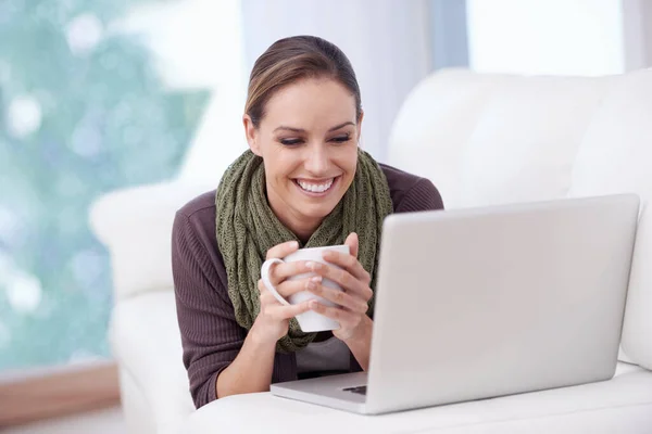 Laptop Slapp Lykkelig Kvinne Sofa Med Kaffe Mens Streamer Film – stockfoto