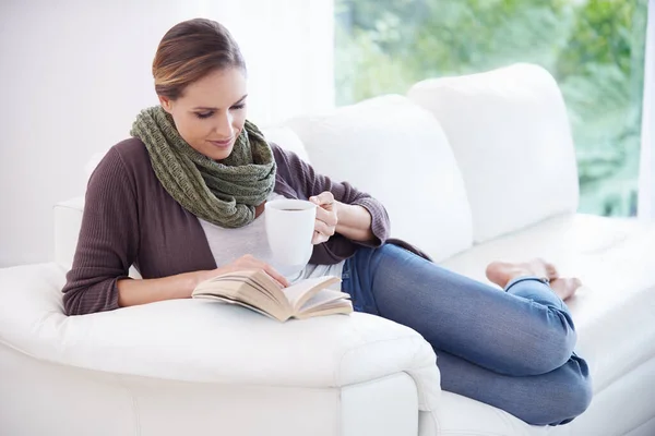 Mulher Livro Leitura Com Café Sofá Para Relaxar Para História — Fotografia de Stock