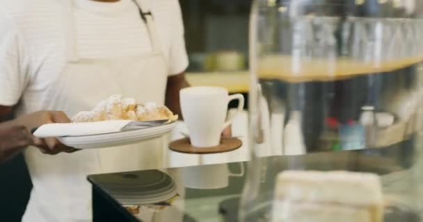 Pekárna Káva Ruce Croissant Talíři Číšníka Servis Produkt Restauraci Nebo — Stock video