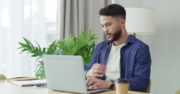 프로젝트에 온라인 연구를위한 사무실 긴장에 사업가 노트북 전문가 자세의 염증을위한 — 비디오